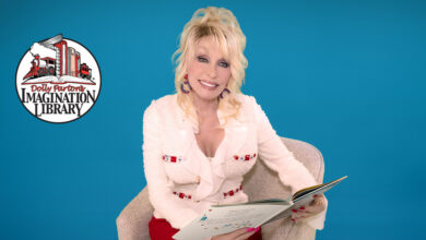 Dolly Parton With Book 390x220
